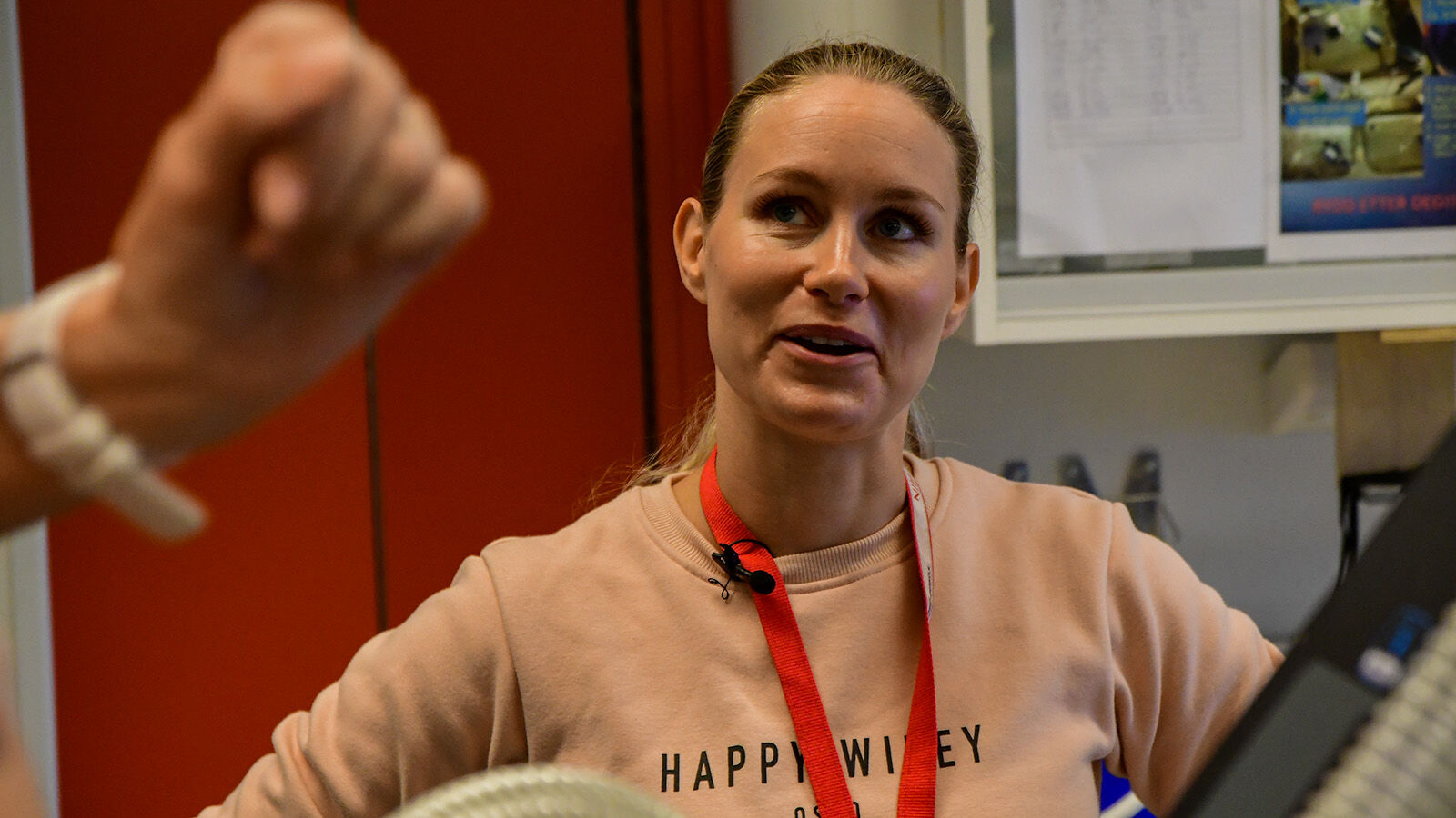 Emilie stipendiat ved sidan av mølla i studien