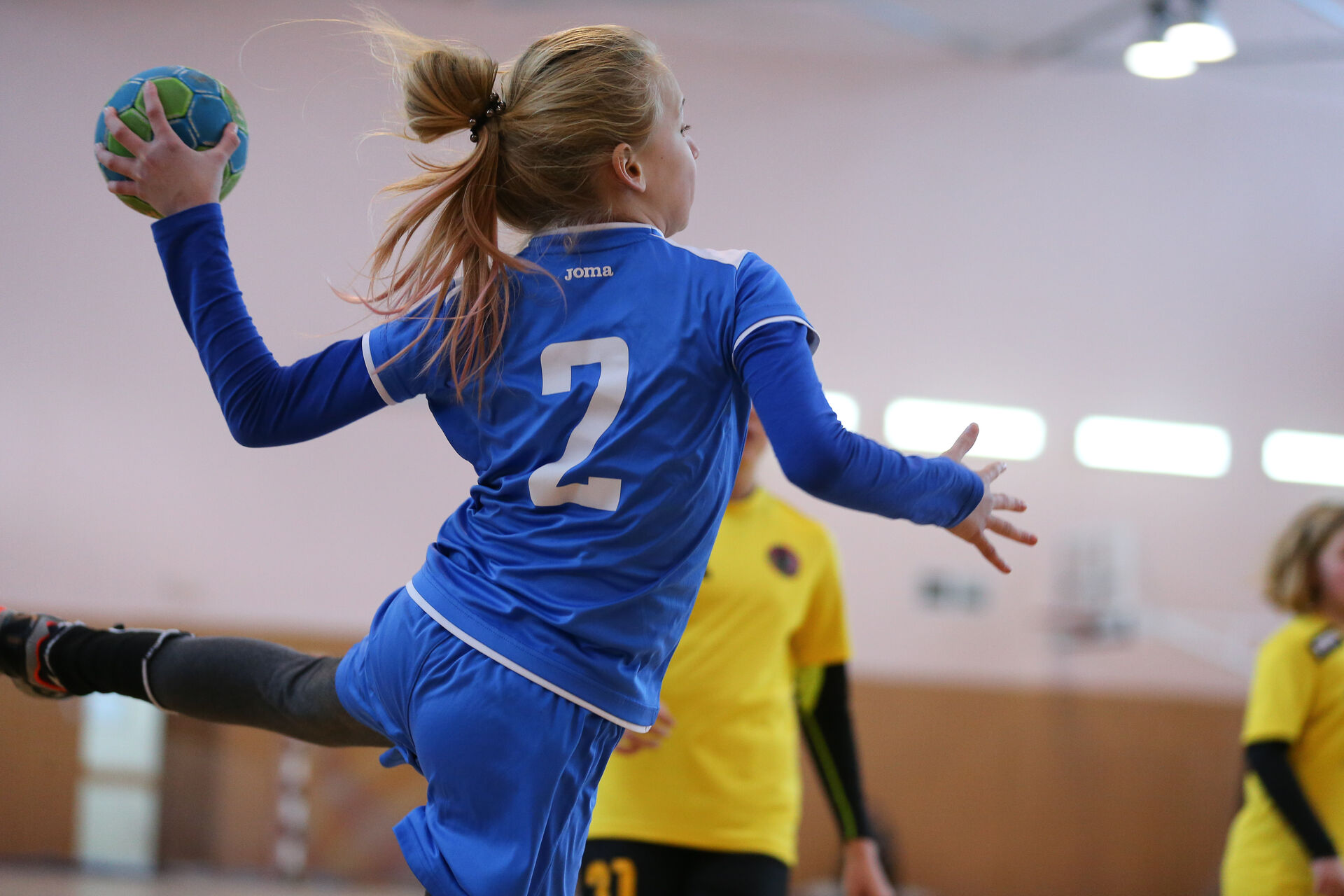 Jente som spiller håndball