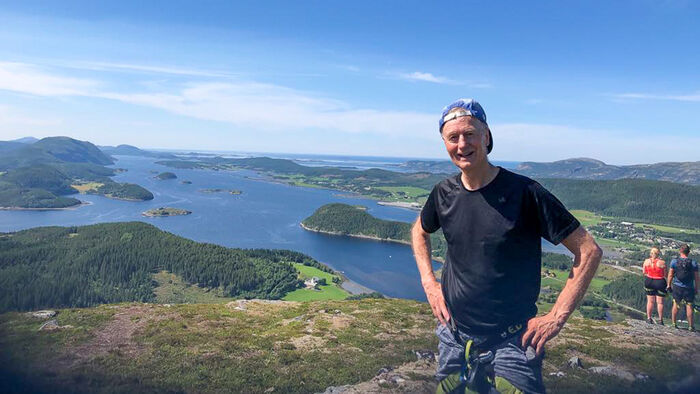 Mann på tur på fjellet. 