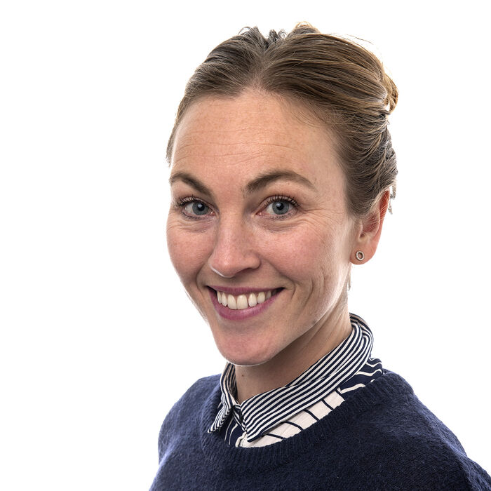 Bildet kan inneholde: smil, kinn, øyevipper, kjeve, nakke.