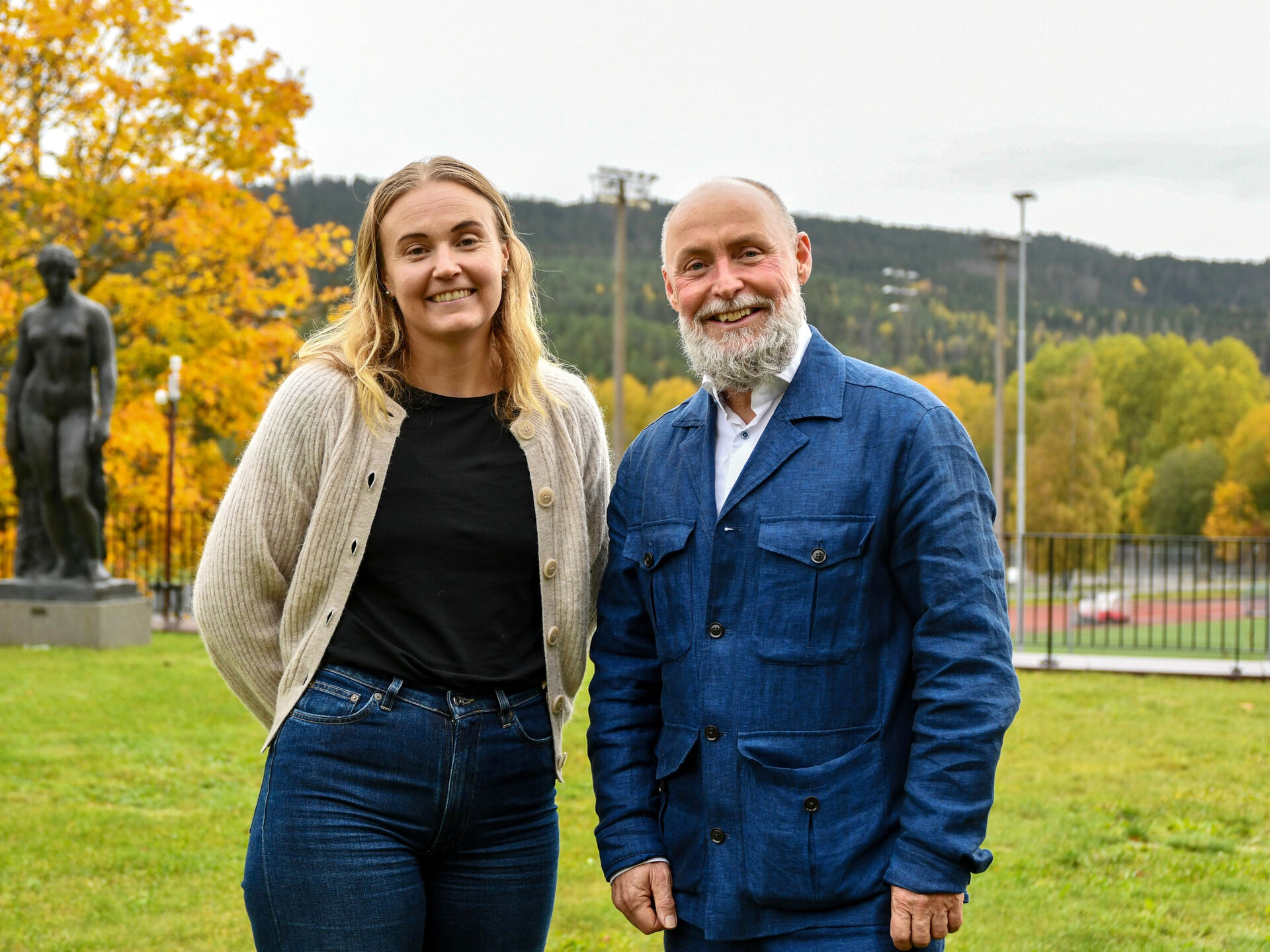 Rektor og prorektor ute i høstfarger (torso)