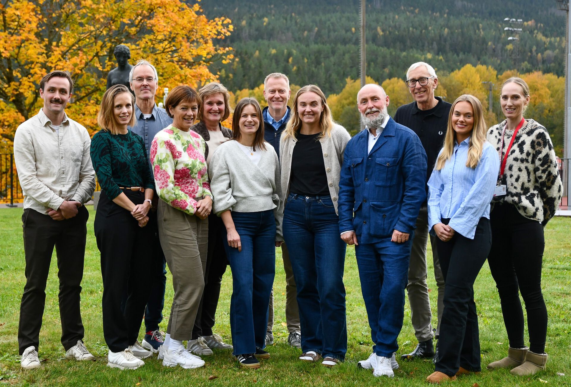 Styremedlemmene i gruppe ute i høstfarger
