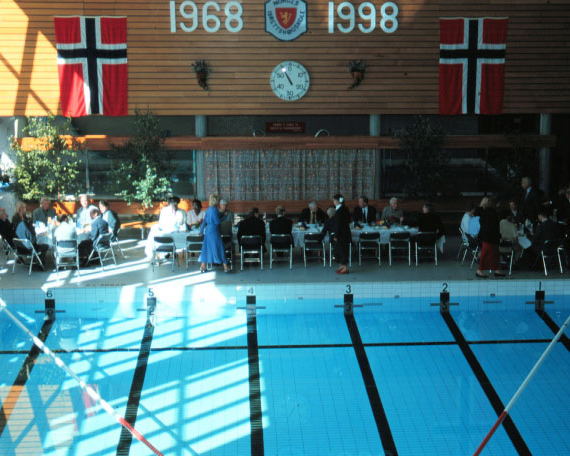 Fest i svømmehallen