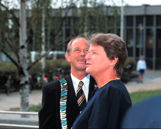 Per Wright utenfor NIH sammen med Gro Harlem Brundtland