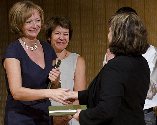 Lise Sofie Woie gratulerer Anne Lannem