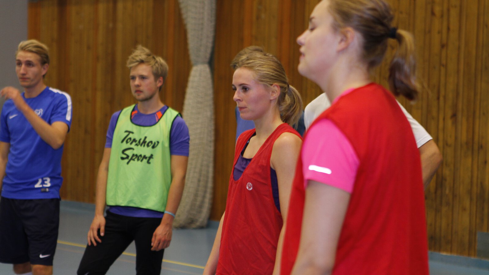 Ein gjeng i gymsalen.