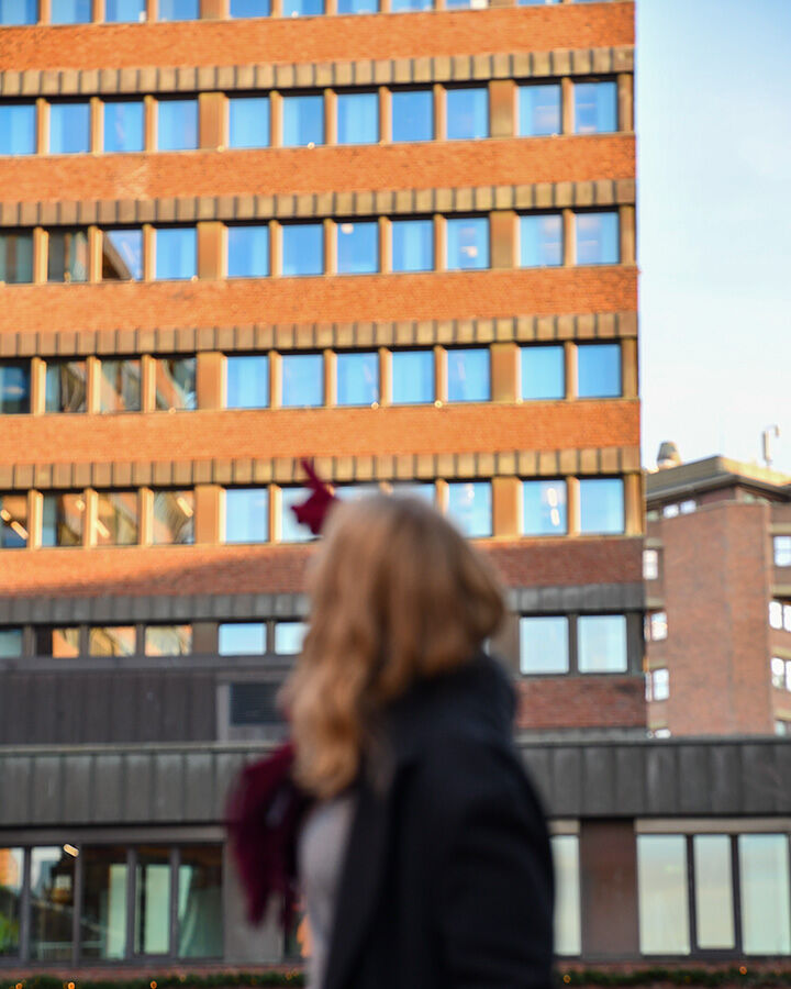 Cathrine peikar oppover mot blokka