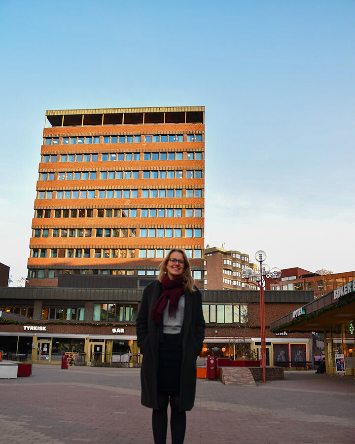 Cathrine framfor høgblokka på Tøyen