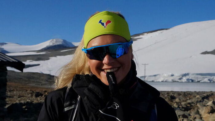 Fanny Marie bildet på fjellet ved isbre