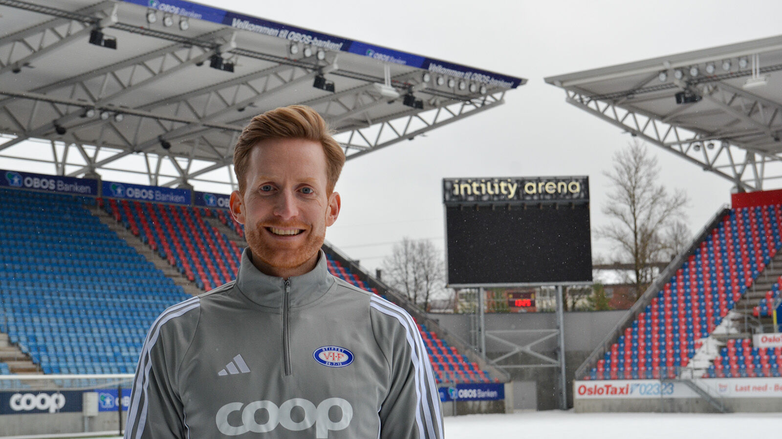 Mann foran fotballtribunen til Vålerenga