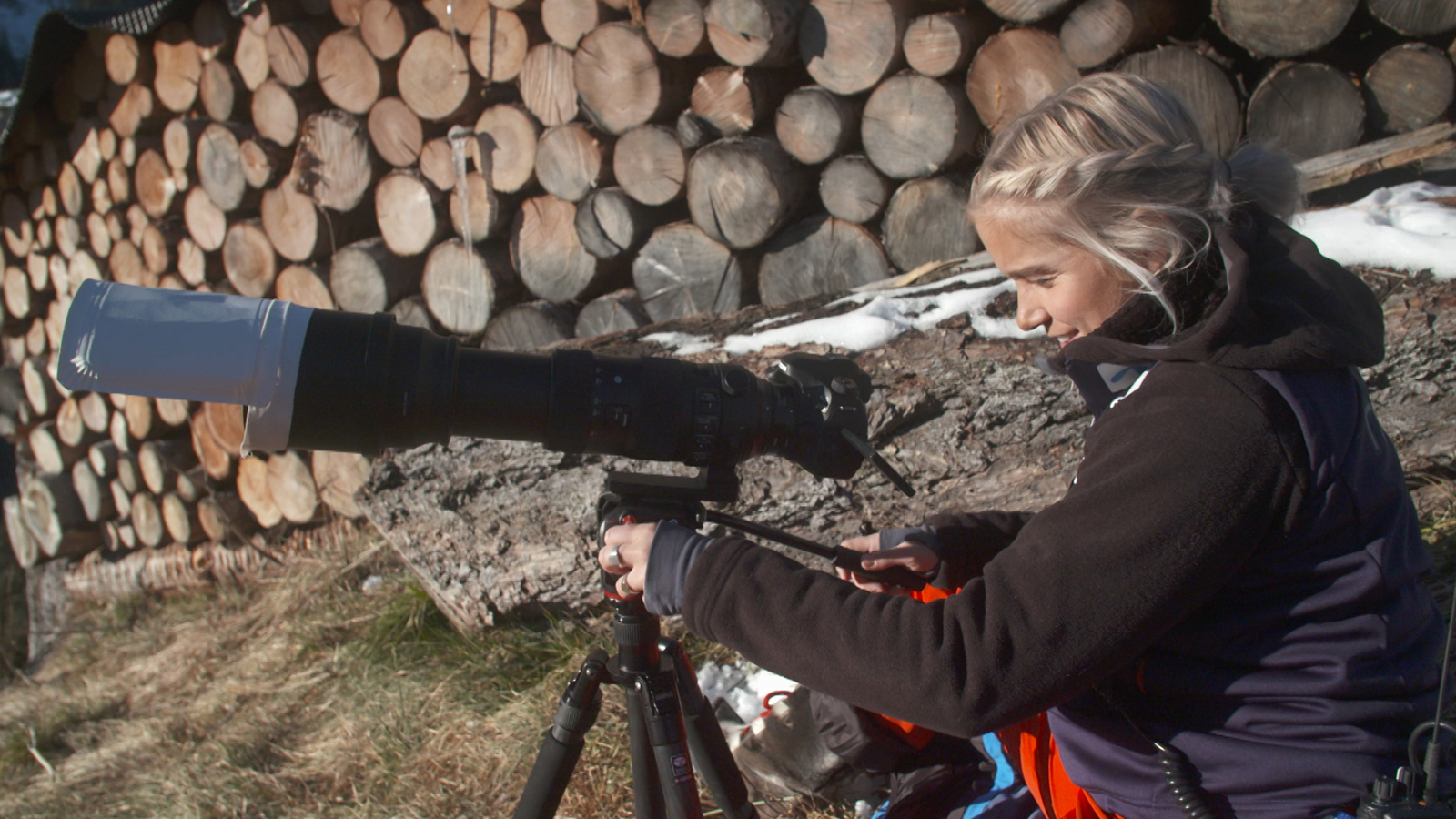 Karina bruker kamera  med teleskoplens