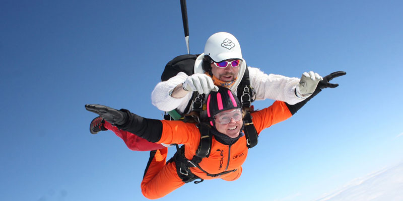 Marina hopper fra et fly med instruktur og fallskjerm