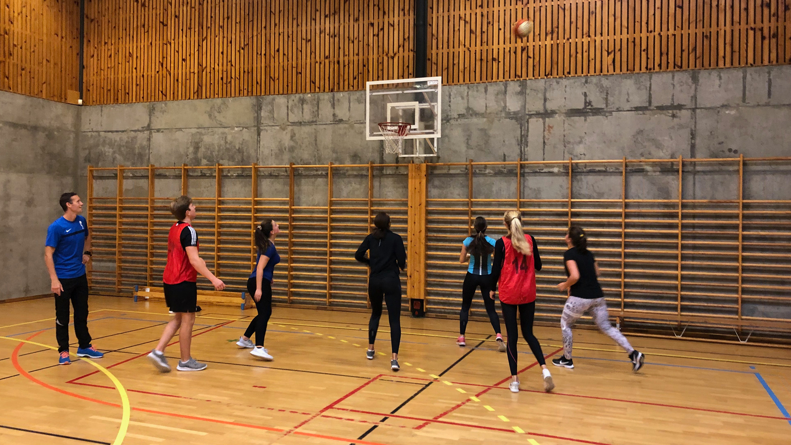 Studenter spiller basket sammen. 