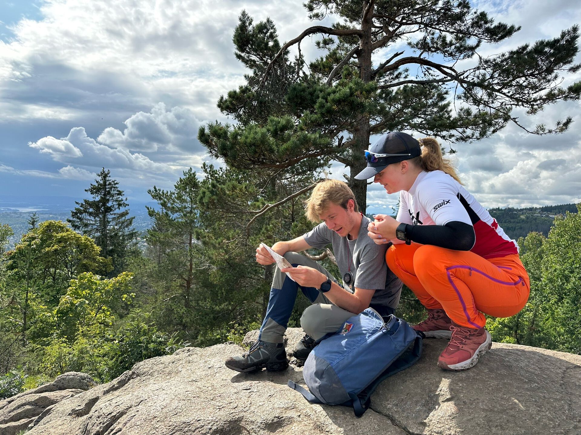 Bildet kan inneholde: himmel, sky, plantesamfunn, anlegg, mennesker i naturen.
