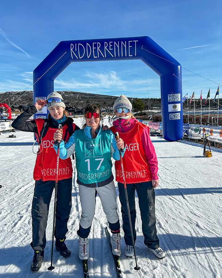 Seva med ledsagere foran Ridderrennet-mål