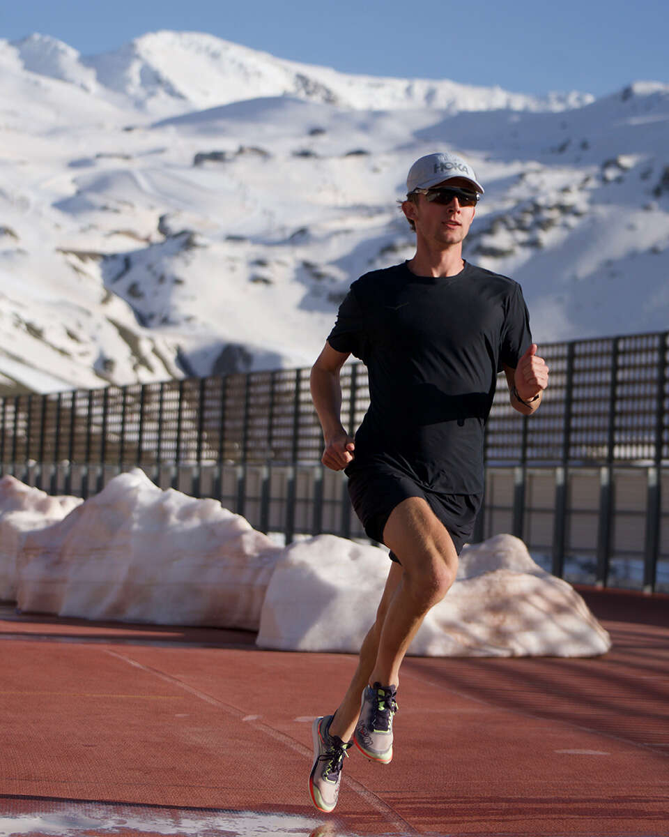 Theodor trenar i høgde med fjell og snø rundt seg