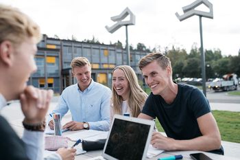 hånd ,dagtid ,smil ,datamaskin ,himmel.